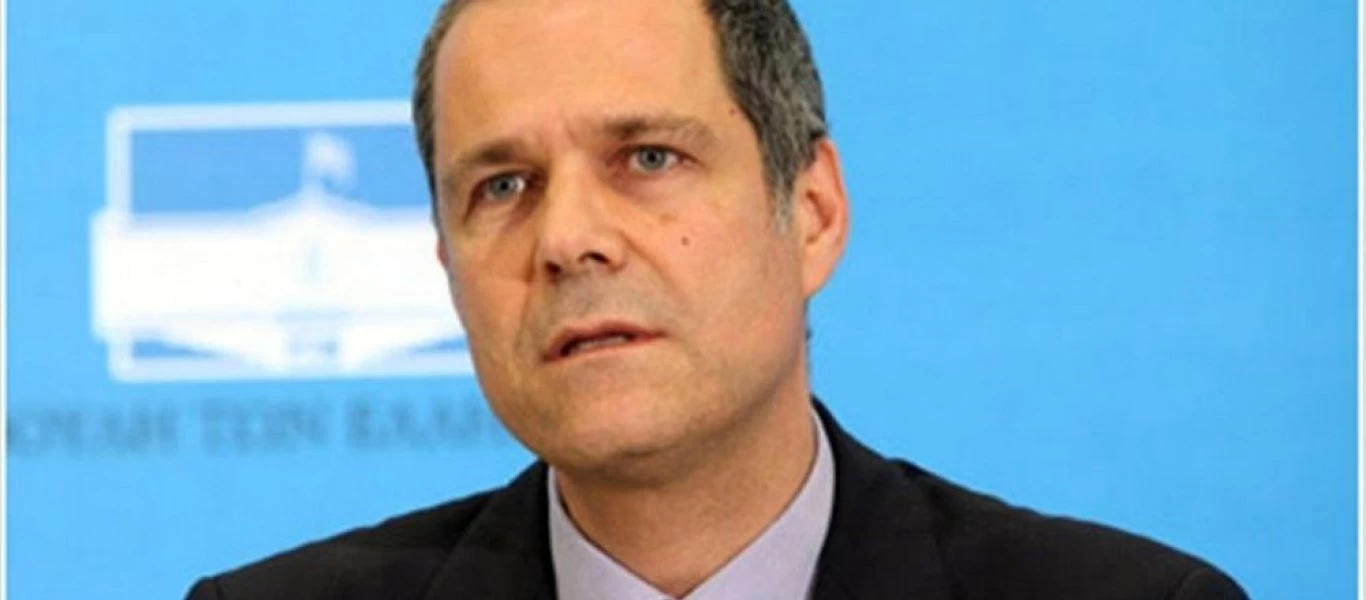 Θάνος Τζήμερος: Το λερωμένο με καφέ πουκάμισό του μετά την επίθεση του Γ.Πρωτούλη (φώτο)
